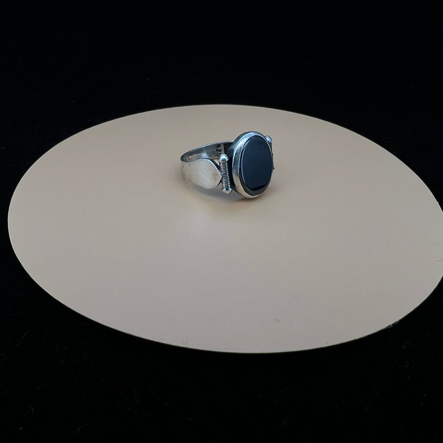 Round Black Aqeeq Simple Ring