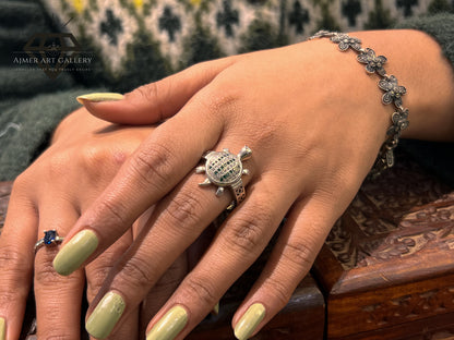 Pure 92.5 italian Siler Turtle Design Ladies Ring with Green & white Stone