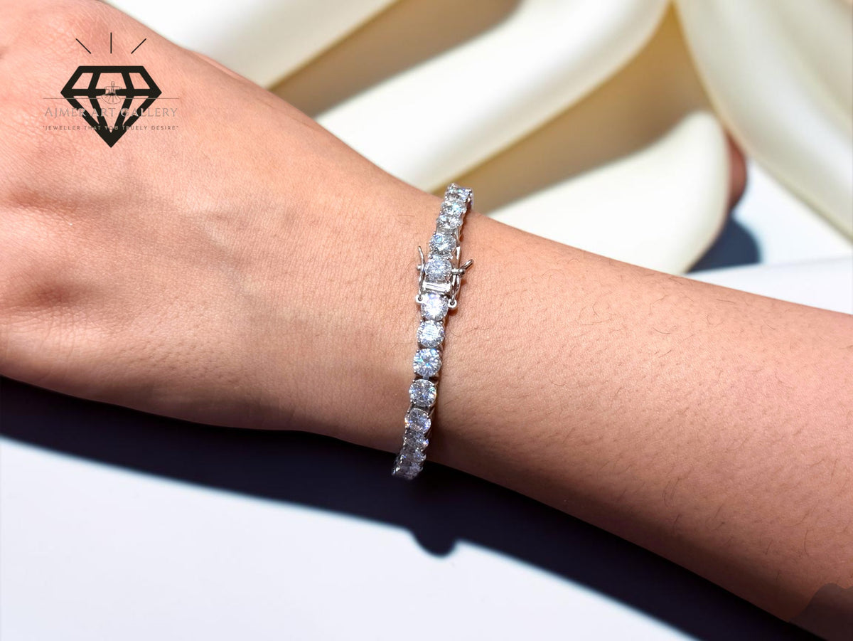 Women's Bracelet With Moissanite Gemstone